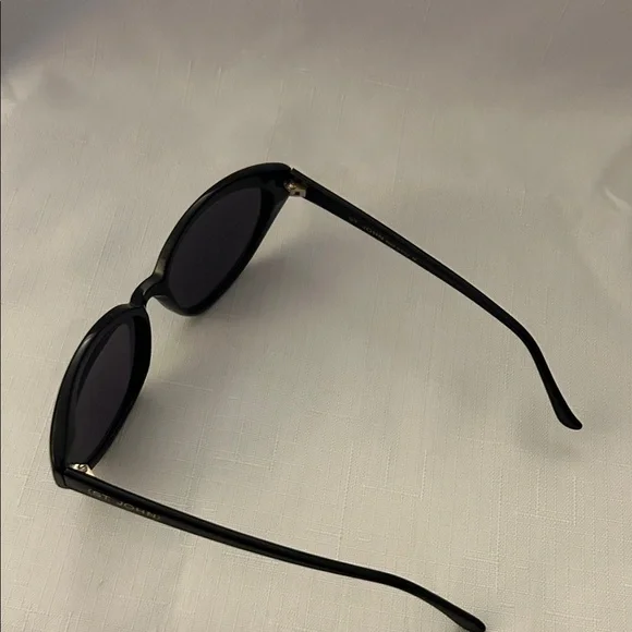 St John S-526 Stylish Black Sunglasses. New - Picture 5 of 6
